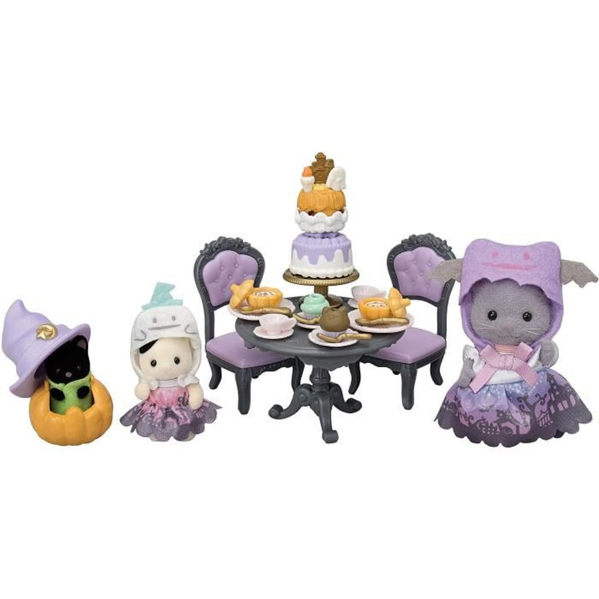Eine Halloween-Szene mit Spielzeugfiguren. Ein Tisch mit Kuchen, Stühlen und kostümierten Figuren, darunter Katze, Bär und Hase in Kostümen.