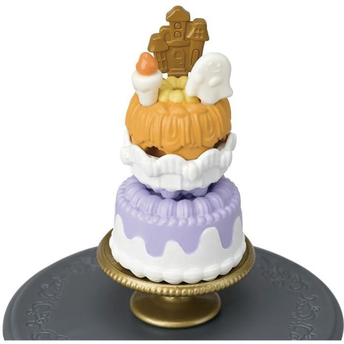 Ein mehrschichtiger Kuchen mit lila, weißen und orangefarbenen Schichten, gekrönt von einem goldenen Haus, einem Geist und einem Kürbis.