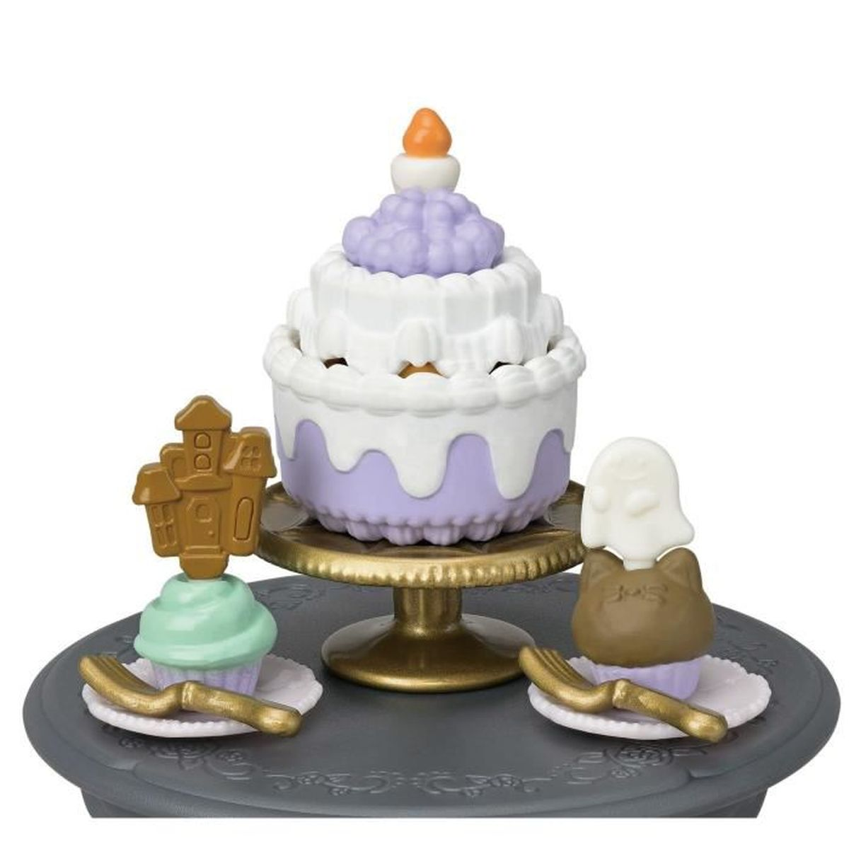 Ein dekoratives Dessertset mit einer mehrstöckigen Torte, Cupcakes und goldenen Utensilien auf einem grauen Tablett. Der Kuchen ist lila und weiß.