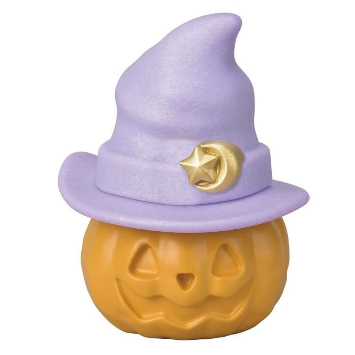 Eine Halloween-Dekoration: Ein Kürbis mit geschnitztem Gesicht trägt einen lila Hexenhut mit goldenem Stern- und Mondanhänger.
