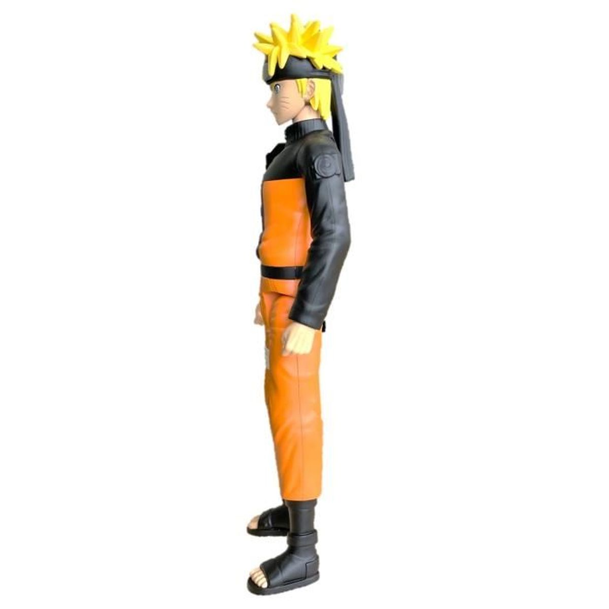Seitenansicht einer Naruto-Figur. Sie hat blonde, stachelige Haare, ein orange-schwarzes Outfit und Sandalen. Der Hintergrund ist weiß.