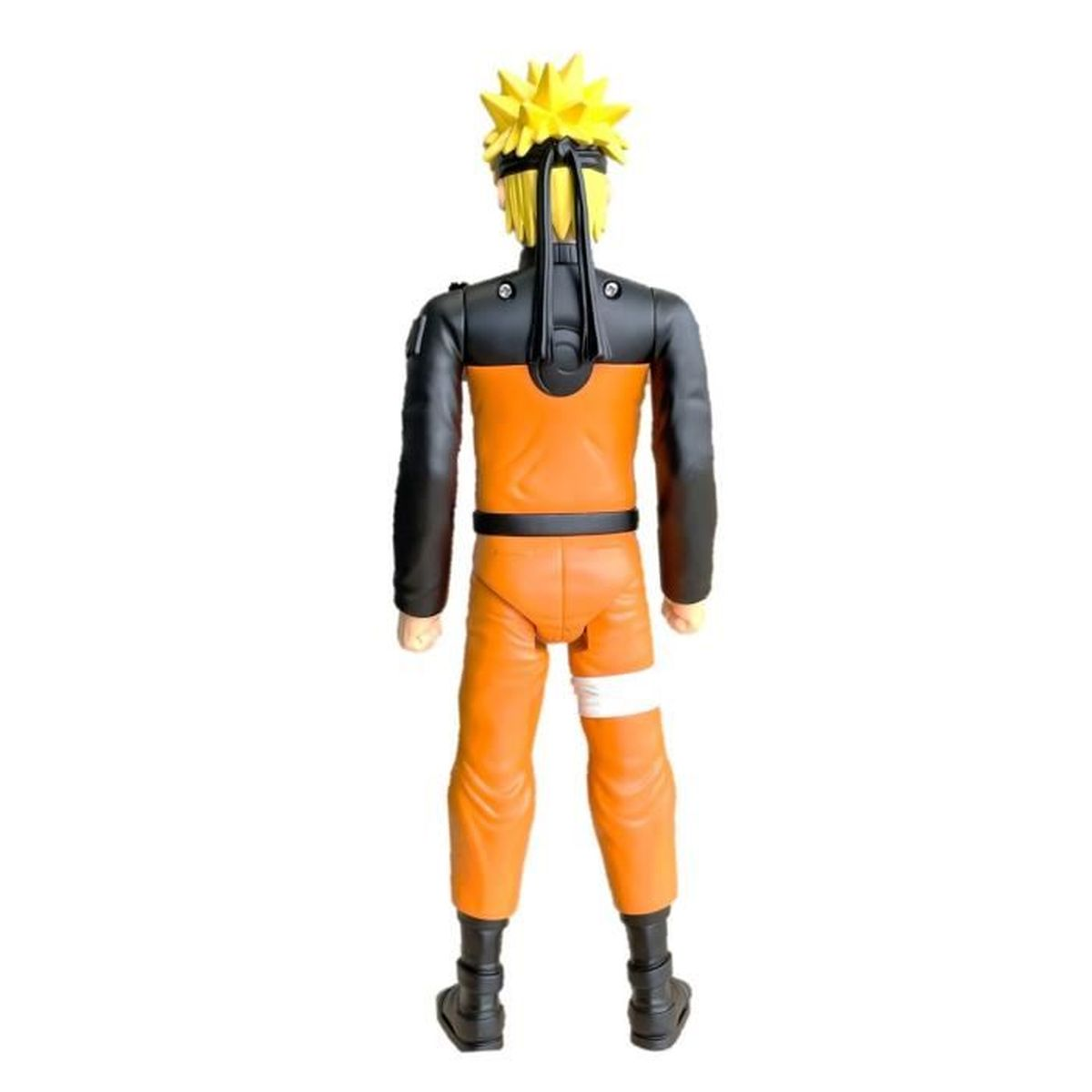 Eine Spielzeugfigur von Naruto von hinten, mit orangefarbener und schwarzer Kleidung, gelben Haaren und einem schwarzen Stirnband, vor weißem Hintergrund.