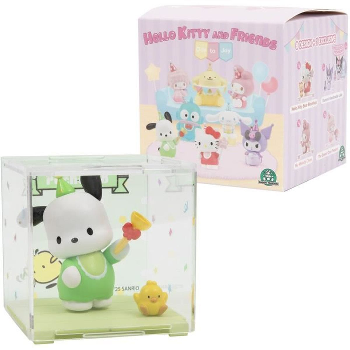 Figura de Pochacco en una caja transparente, sosteniendo una trompeta. Un pequeño pollito amarillo y una caja de Hello Kitty están cerca.