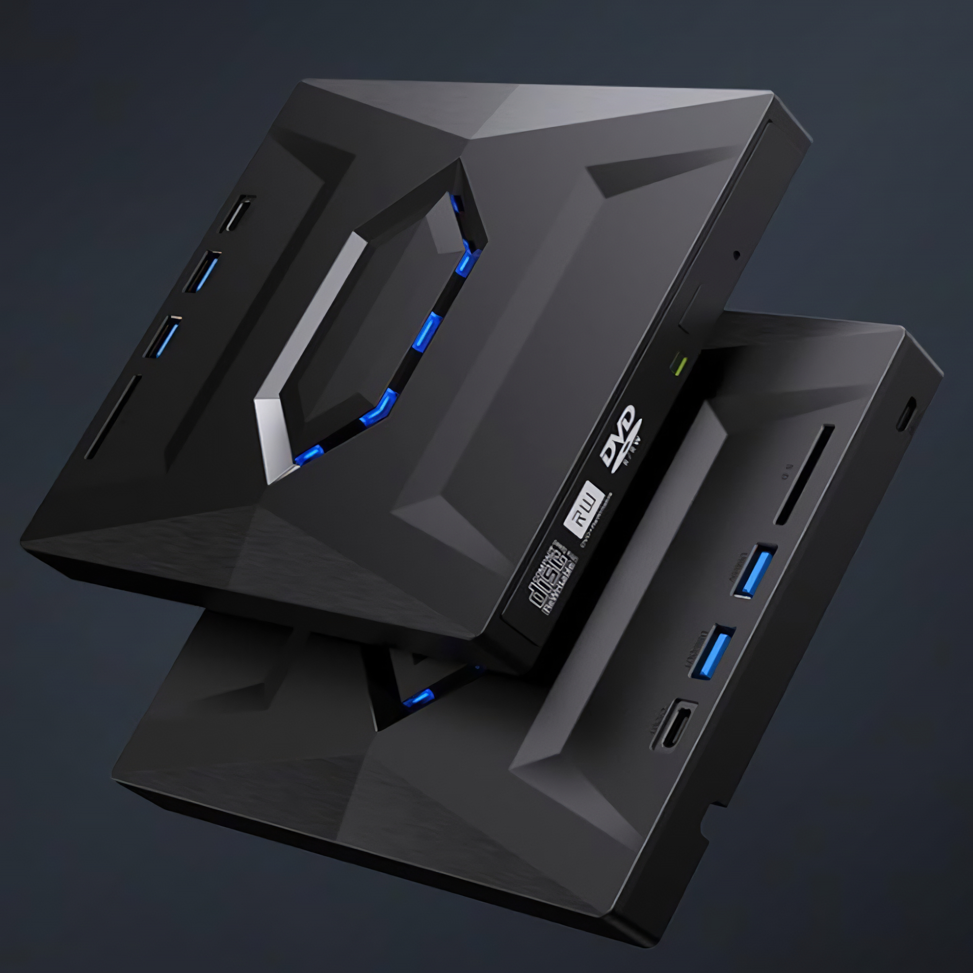 Zwei schwarze, geometrische DVD/USB-Hubs mit blauen Lichtern. Sie befinden sich auf einem dunkelgrauen Hintergrund, der von oben beleuchtet wird.