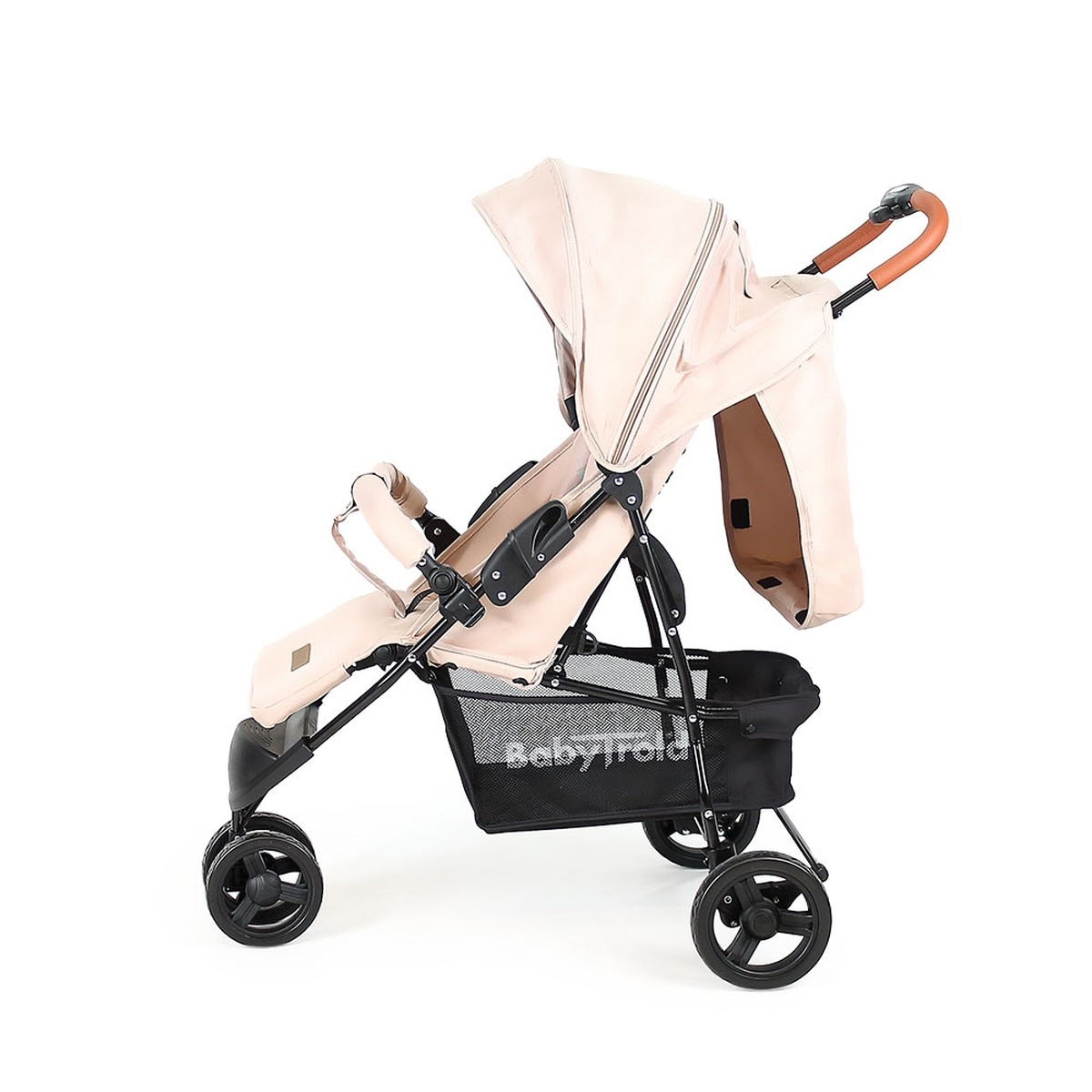 Ein beigefarbener Kinderwagen mit schwarzem Gestell, Rädern und einem Aufbewahrungskorb, vor weißem Hintergrund.