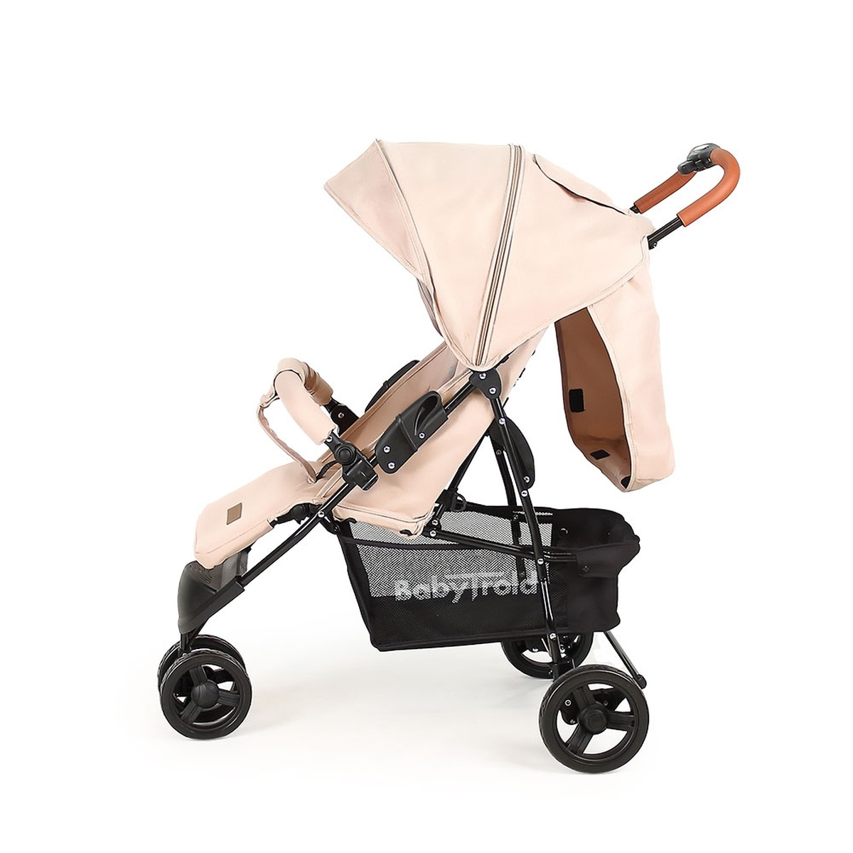 Ein beiger Kinderwagen mit schwarzem Rahmen. Er hat ein Sonnensegel, einen Aufbewahrungskorb und braune Ledergriffe. Die Räder sind schwarz.