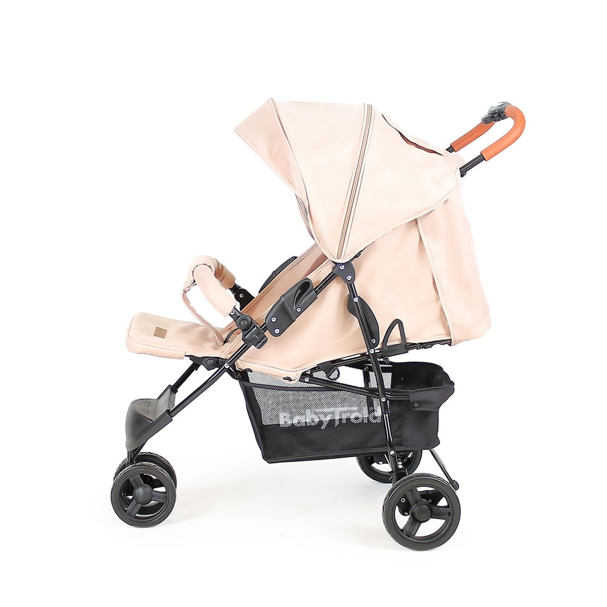 Ein beigefarbener Kinderwagen auf weißem Hintergrund. Er hat ein Sonnensegel, einen schwarzen Rahmen und einen Ablagekorb.