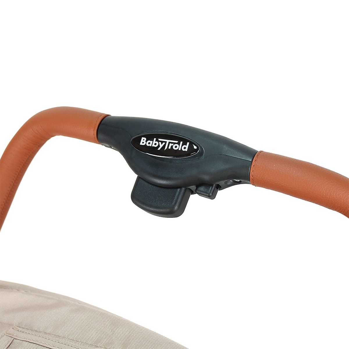 Nahaufnahme eines Kinderwagen-Griffs. Braune lederummantelte Griffe, schwarzes Bedienfeld mit 'BabyTrold'-Logo. Beiger Stoff unten.