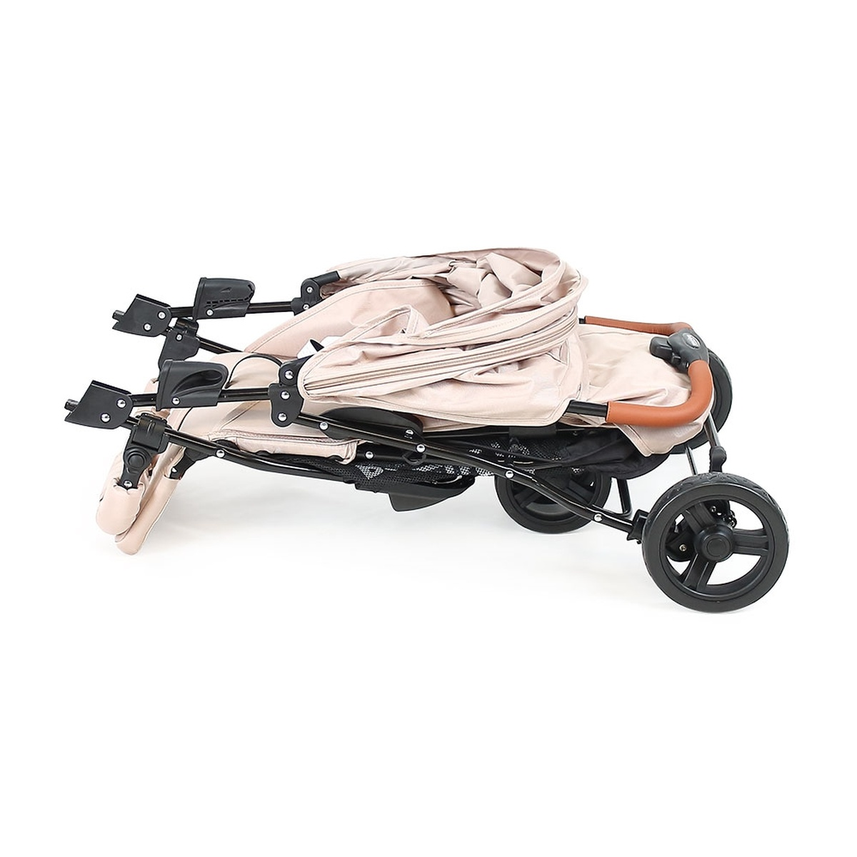 Beigefarbener zusammengeklappter Kinderwagen mit braunem Griff auf weißem Hintergrund. Schwarze Räder und Rahmen sind sichtbar.