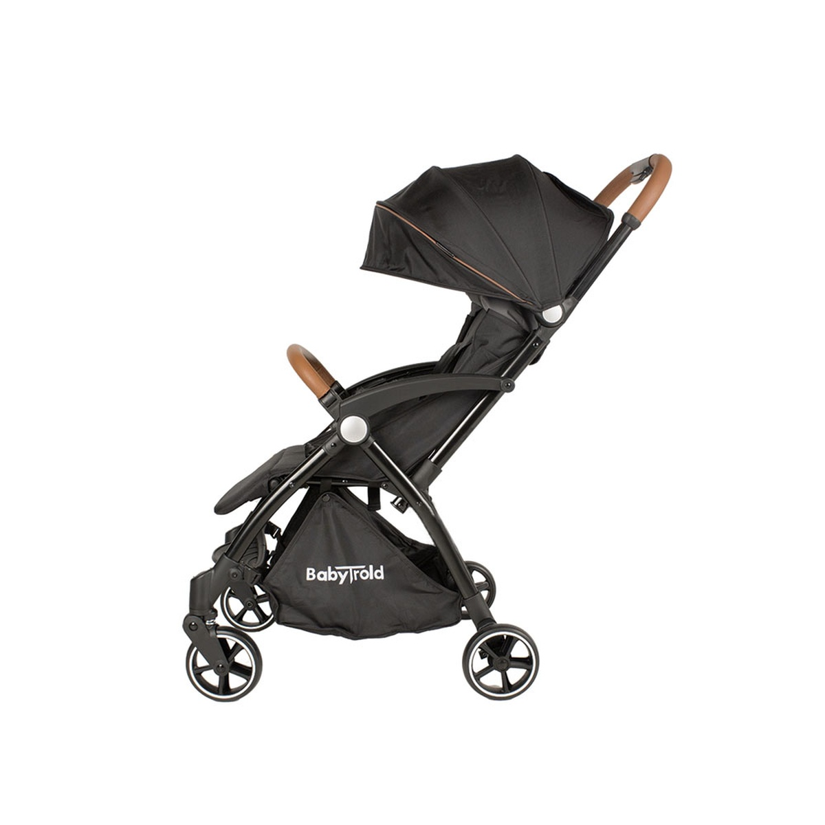 Schwarzer BabyFold-Kinderwagen mit braunen Griffen und Sonnenblende, vor weißem Hintergrund. Der Kinderwagen ist nach rechts abgewinkelt.