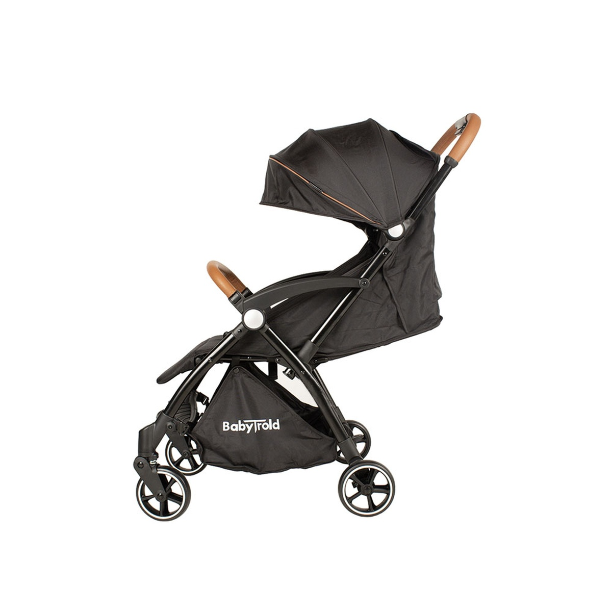 Ein schwarzer Kinderwagen mit braunen Akzenten. Er hat ein Verdeck, Stauraum und vier Räder. Der Markenname 'BabyTrold' ist sichtbar.