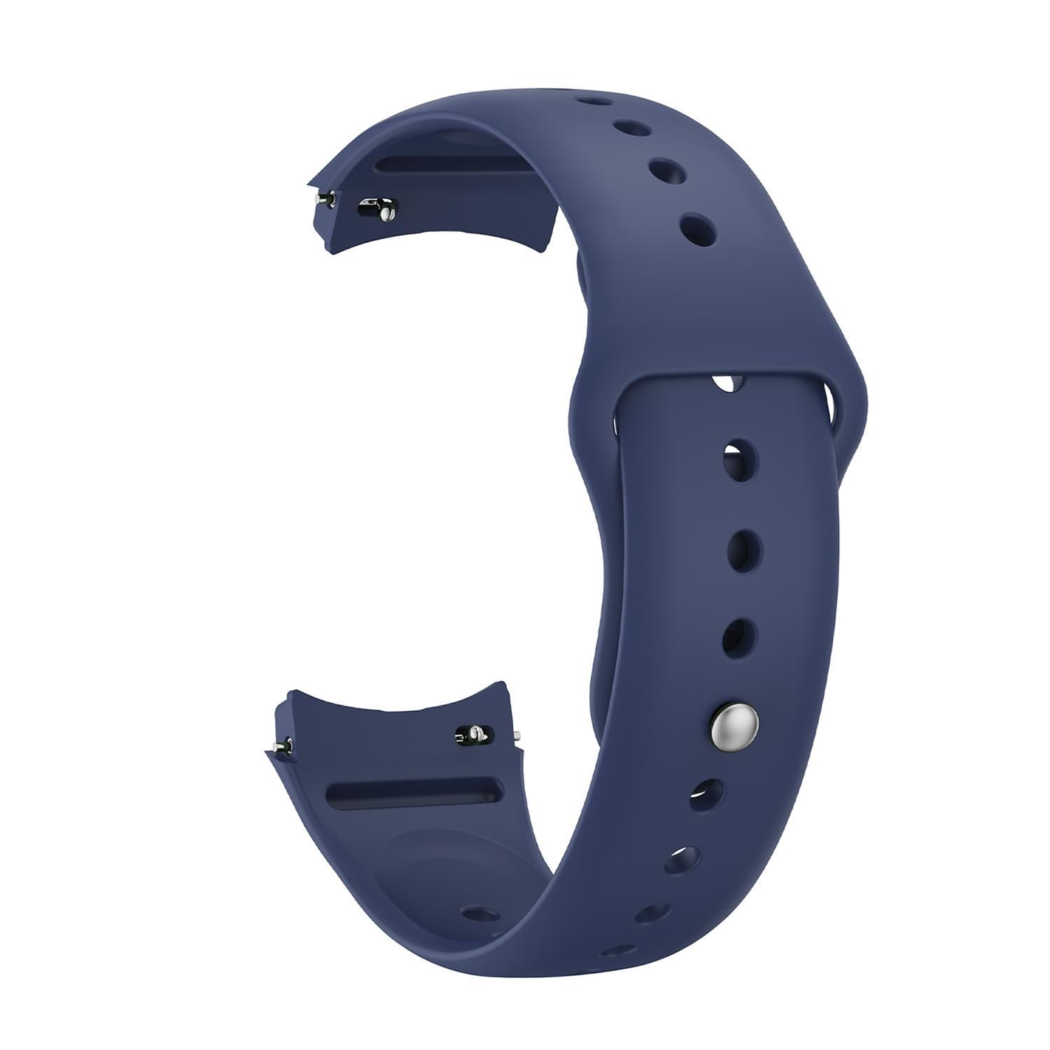 Dunkelblaues Armband, gebogene Form. Es hat Löcher und einen silbernen Knopf. Der Hintergrund ist weiß.