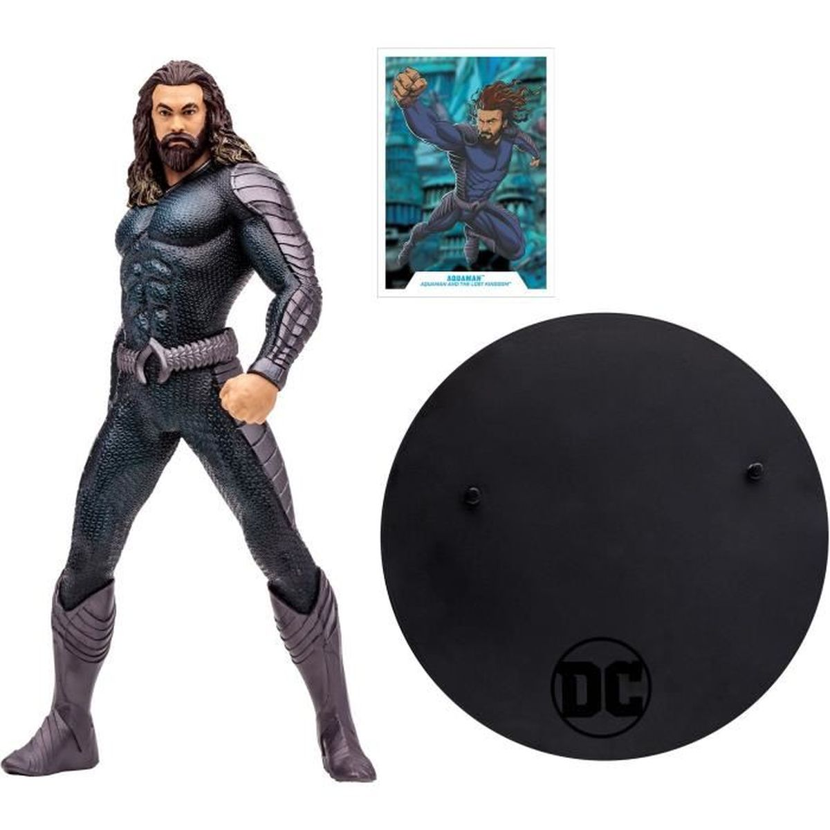 Aquaman-Actionfigur mit Comic-Karte und schwarzer Basis. Die Figur befindet sich in einer dynamischen Pose. Die Basis hat das DC-Logo.