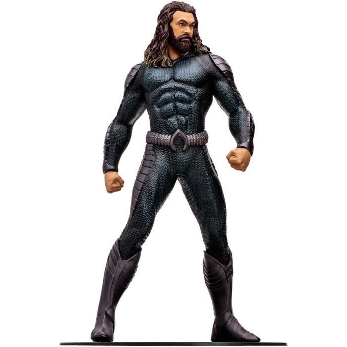 Eine Figur von Aquaman mit langen Haaren und Bart, in einem schwarzen und grünen Anzug, steht. Er schaut zur Seite und hat die Fäuste geballt.