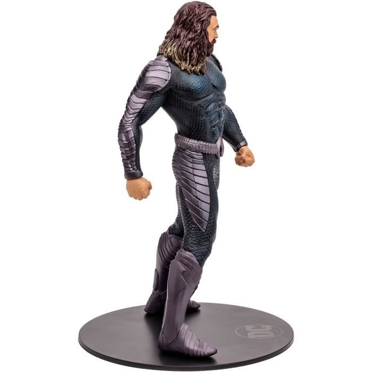 Aquaman-Figur steht auf einer schwarzen Basis. Er trägt einen dunklen Anzug und hat lange, wellige, braune Haare. Die Figur blickt nach links.