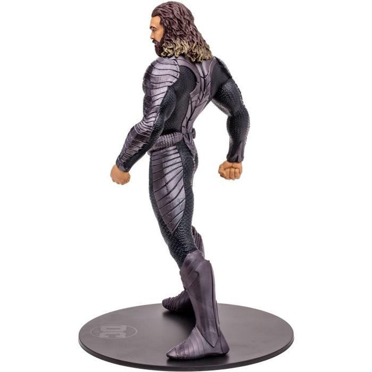 Eine Aquaman-Figur, Rückansicht, trägt einen schwarz-silbernen Anzug, Stiefel. Braune Haare und Bart. Steht auf einem schwarzen Ständer.