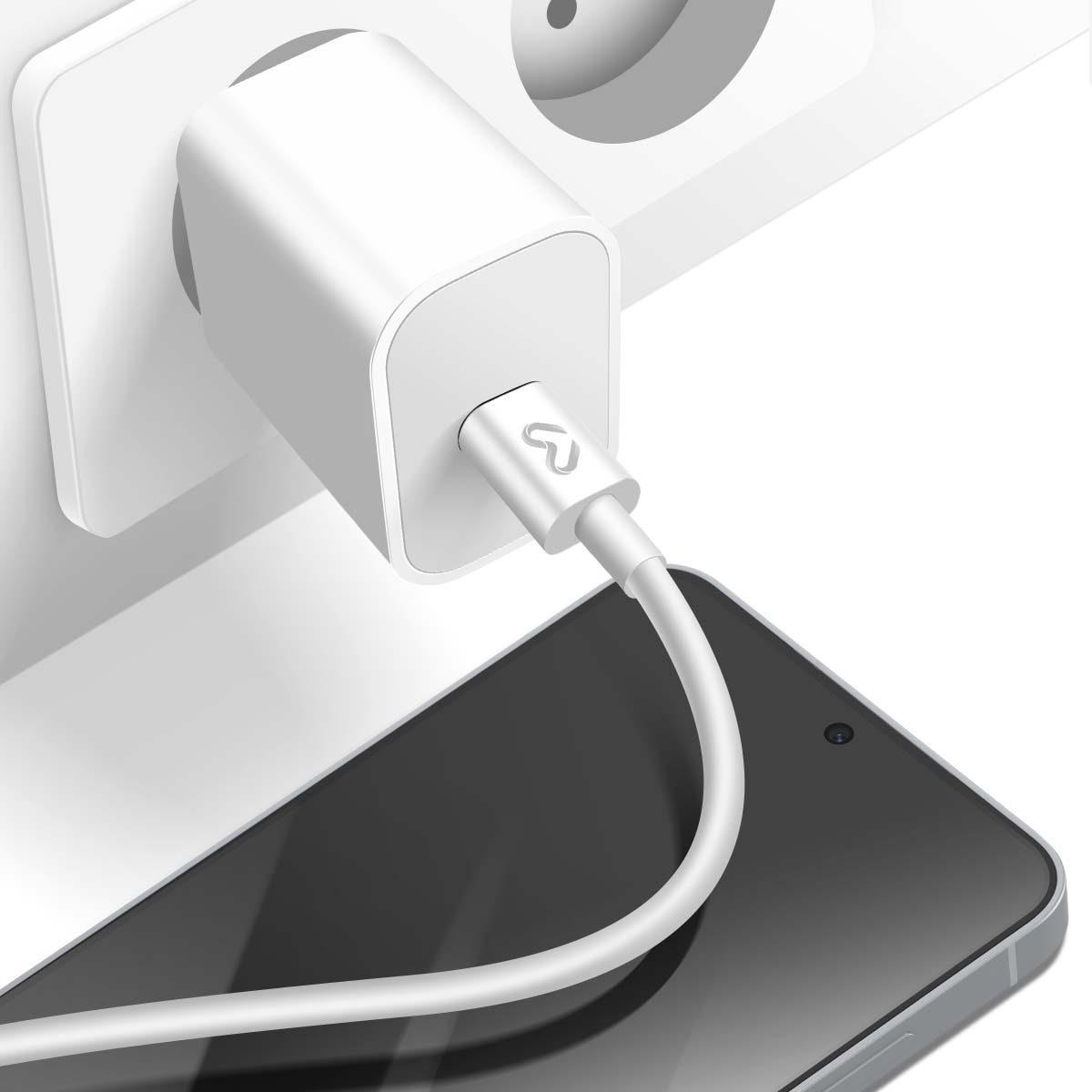 Caricabatterie bianco collegato a una presa a muro, che carica uno smartphone nero con un cavo bianco.