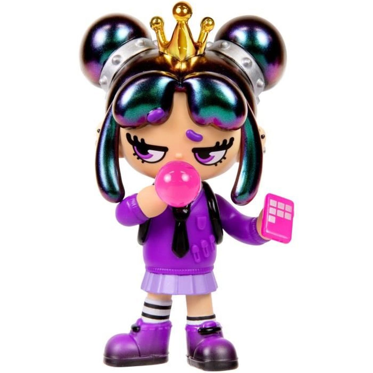 Eine Puppe mit Krone, Kaugummi kauend, trägt ein lila Outfit, hält ein rosa Telefon und schwarz-weiß gestreifte Socken.