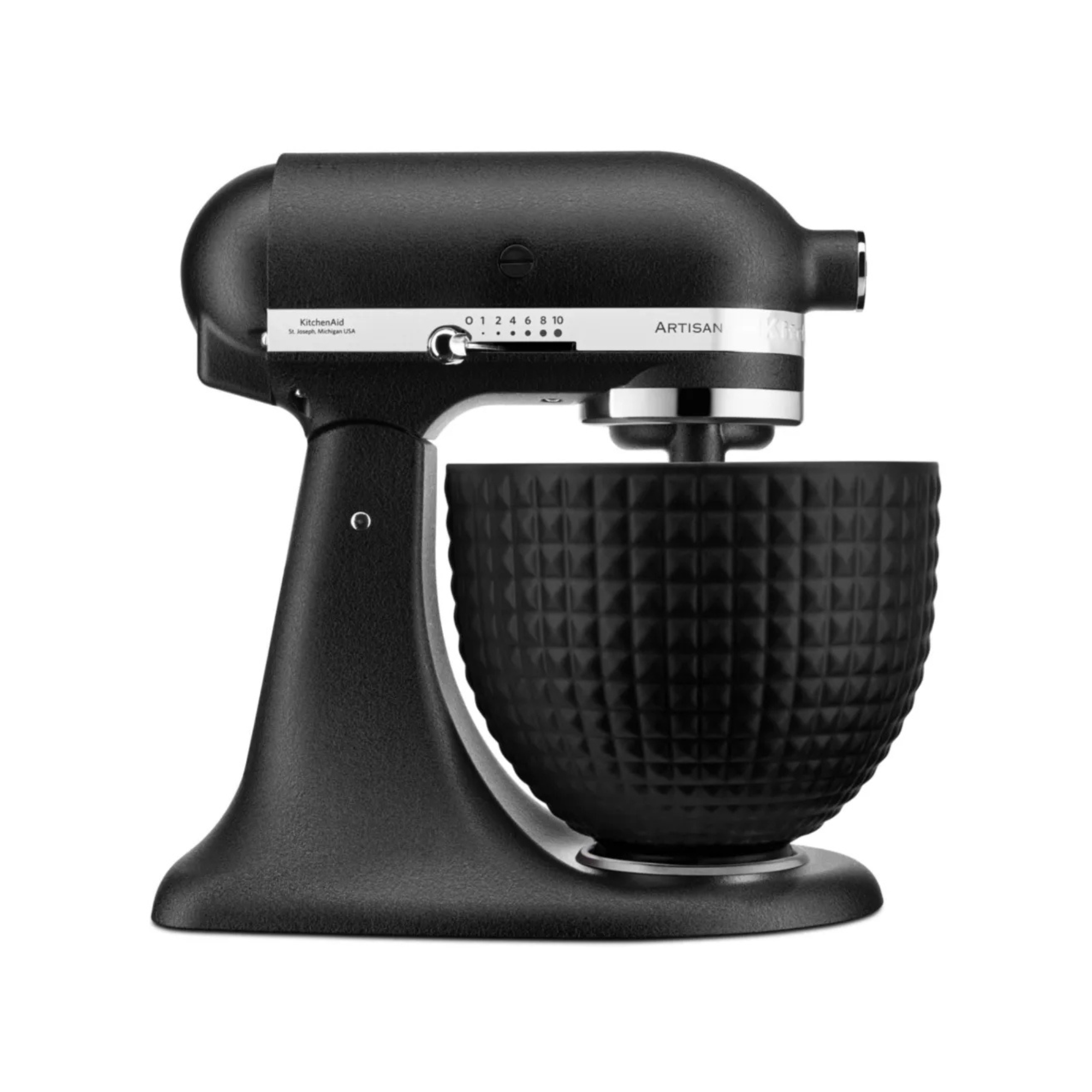Ein schwarzer KitchenAid Artisan Küchenmixer. Er hat eine strukturierte Schüssel und einen Drehzahlregler. Der Hintergrund ist weiß.