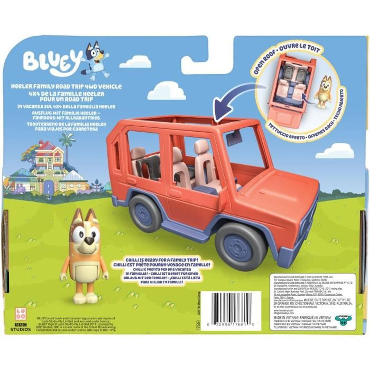 Ein rotes Spielzeugauto mit Bluey- und Chilli-Figuren. Die Verpackung ist grün.