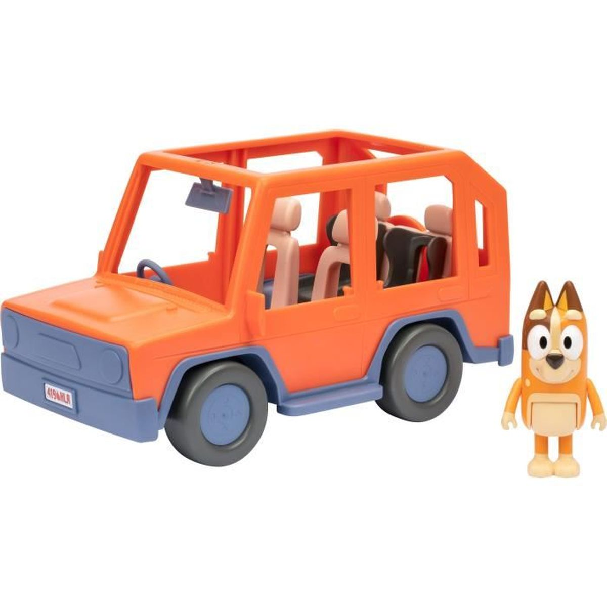 Ein orangefarbenes Spielzeugauto mit blauen Akzenten und eine Bluey-Figur. Das Auto hat Sitze. Das Spielzeug steht vor weißem Hintergrund.