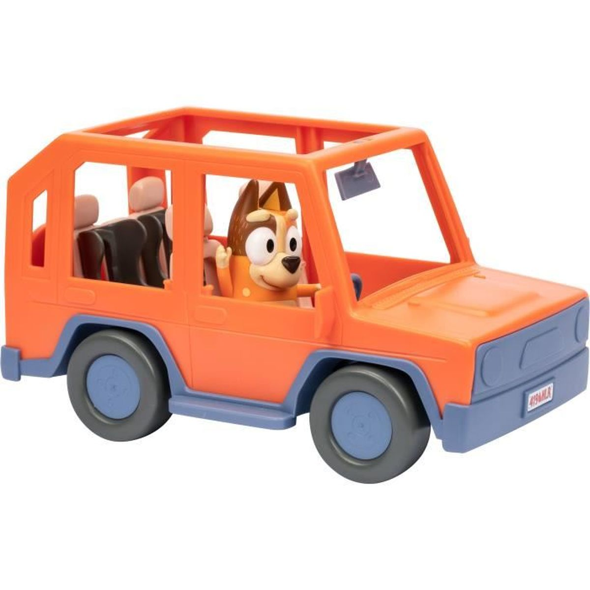 Ein orangefarbenes Spielzeugauto mit einer Bluey-Figur am Steuer. Das Auto hat blaue Akzente und graue Räder. Passagiere sitzen hinten.
