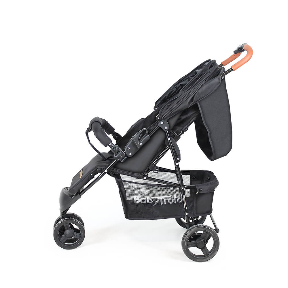 Ein schwarzer Kinderwagen auf weißem Hintergrund. Er hat braune Griffe, einen Korb und vier Räder. Der Kinderwagen ist offen.