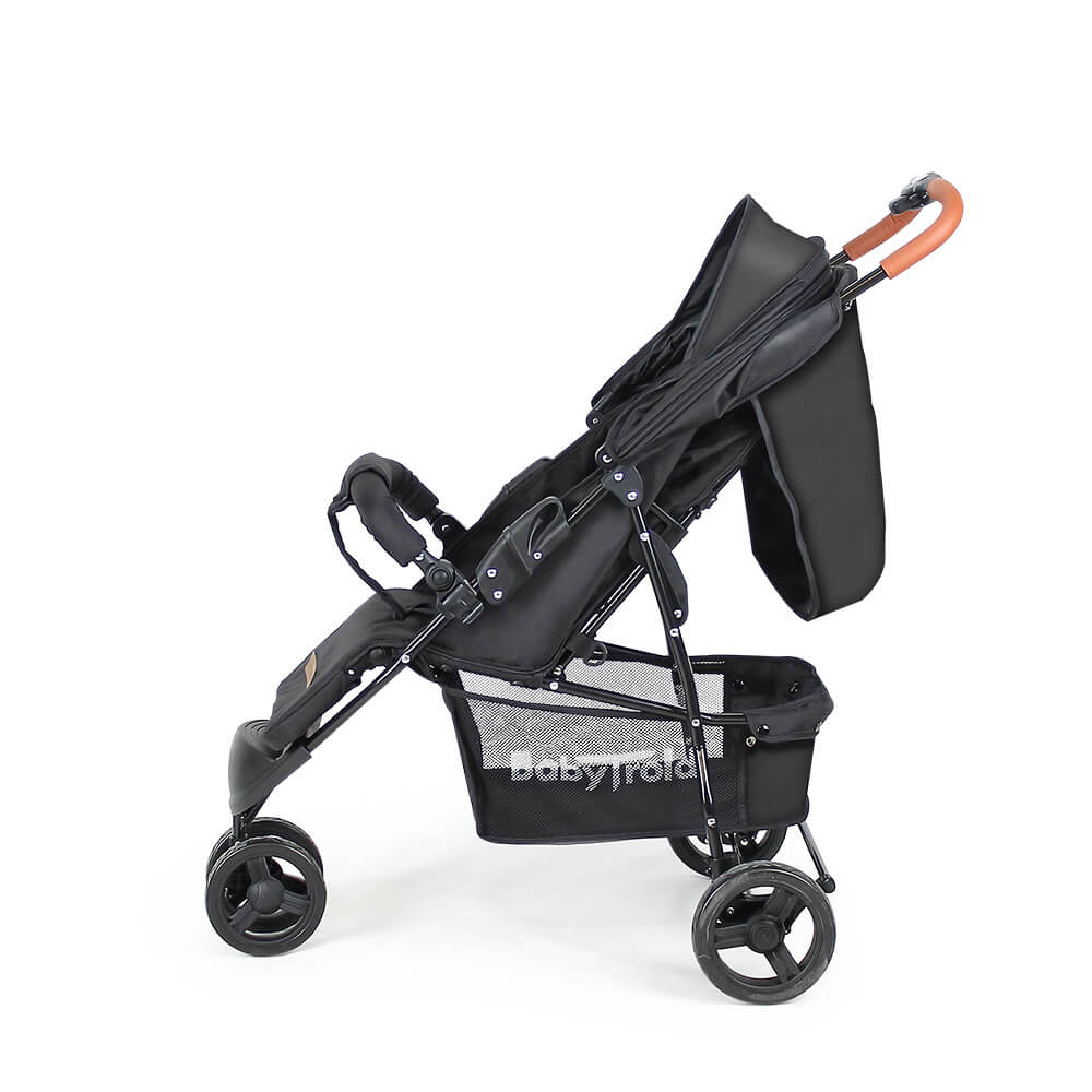 Ein schwarzer Kinderwagen mit braunem Griff. Er hat einen Aufbewahrungskorb darunter und steht auf weißem Hintergrund.