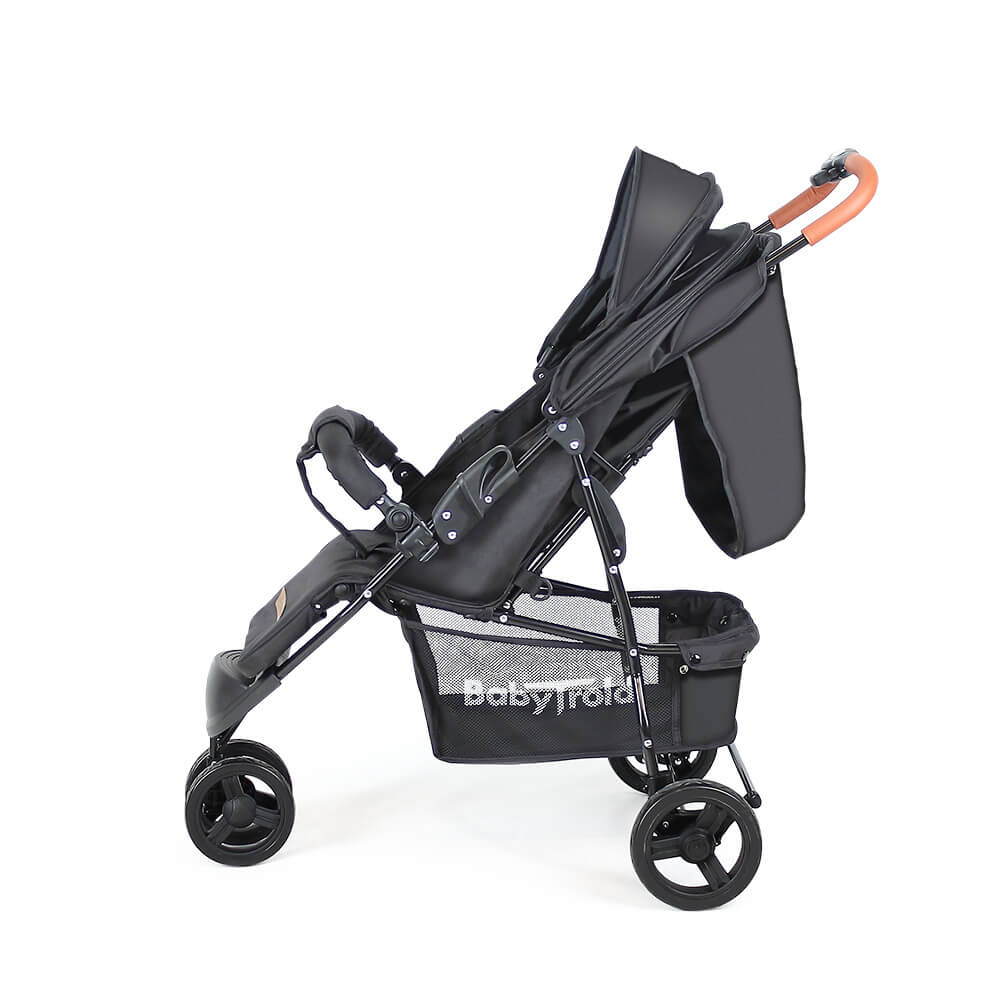 Ein schwarzer Kinderwagen auf weißem Grund. Er hat einen schwarzen Rahmen, einen Aufbewahrungskorb und einen braunen Griff. Der Kinderwagen ist leer.