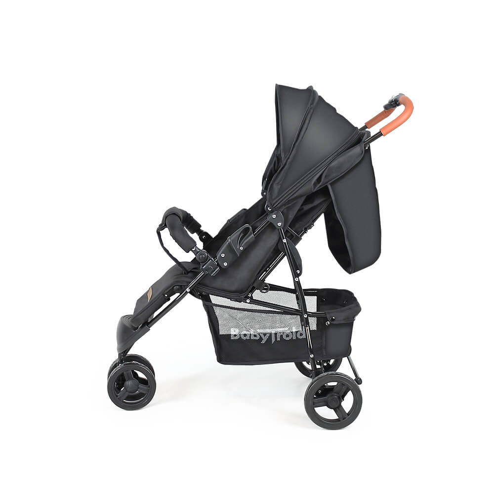 Ein schwarzer Kinderwagen mit braunem Griff. Er hat ein Sonnensegel, einen Aufbewahrungskorb und vier Räder. Der Hintergrund ist weiß.
