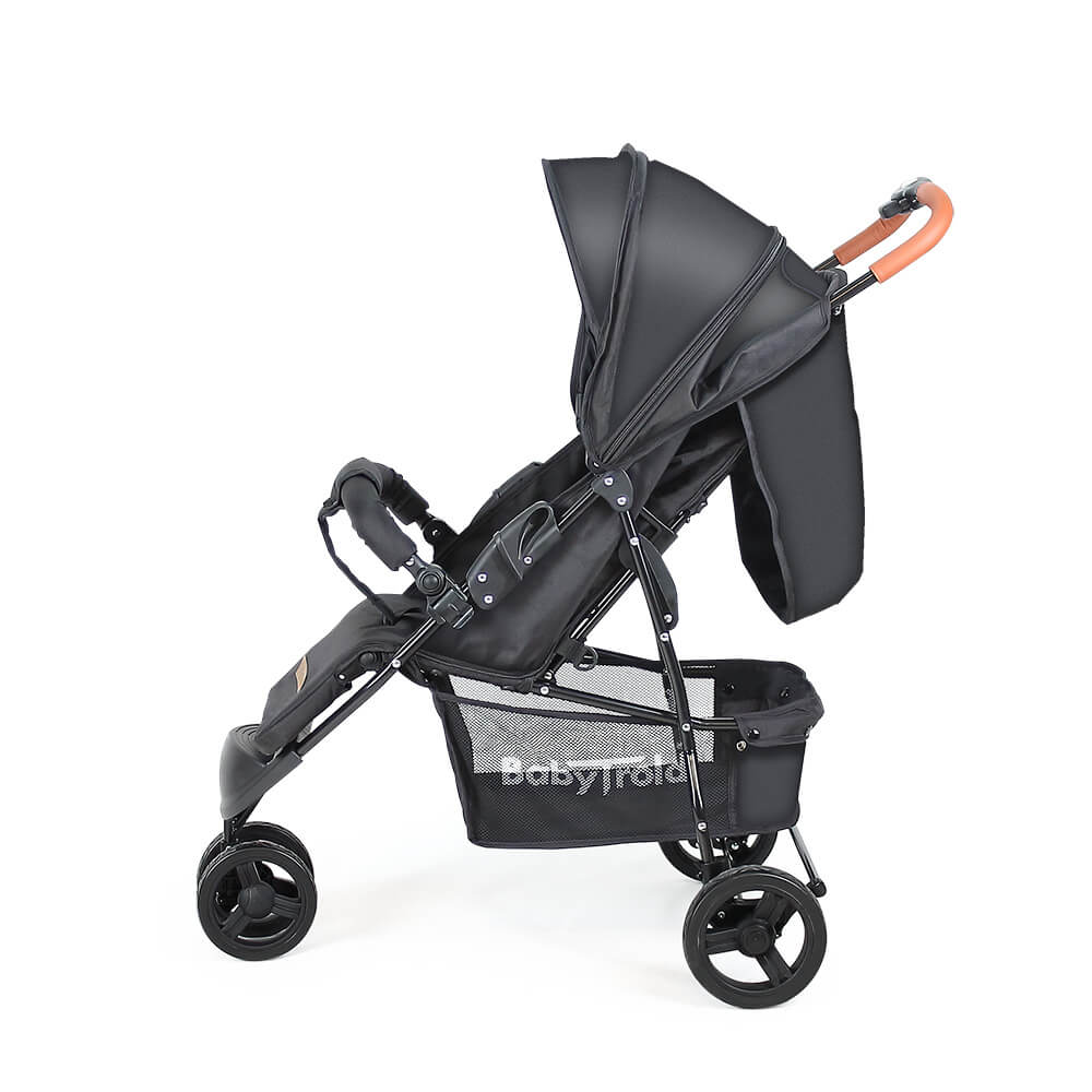 Schwarzer Kinderwagen mit Verdeck, Korb und vier Rädern. Der Griff ist braun. Auf dem Korb steht Babyfold.