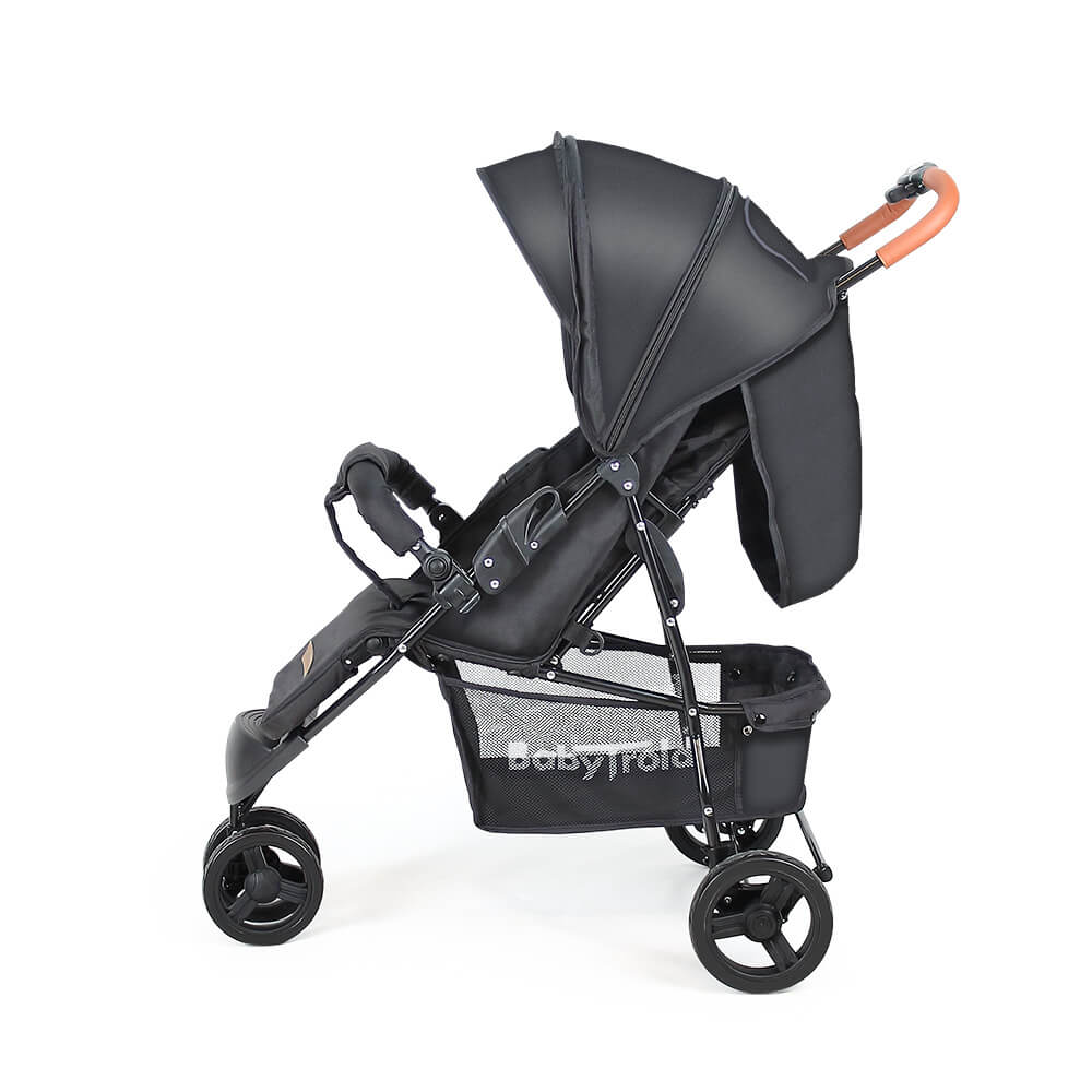 Ein schwarzer Kinderwagen mit Verdeck, Korb und vier Rädern. Er hat einen braunen Griff. Der Kinderwagen steht auf weißem Hintergrund.