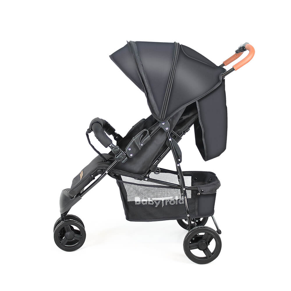Schwarzer Kinderwagen auf weißem Hintergrund. Er hat ein Sonnensegel, einen Aufbewahrungskorb und braune Ledergriffe.
