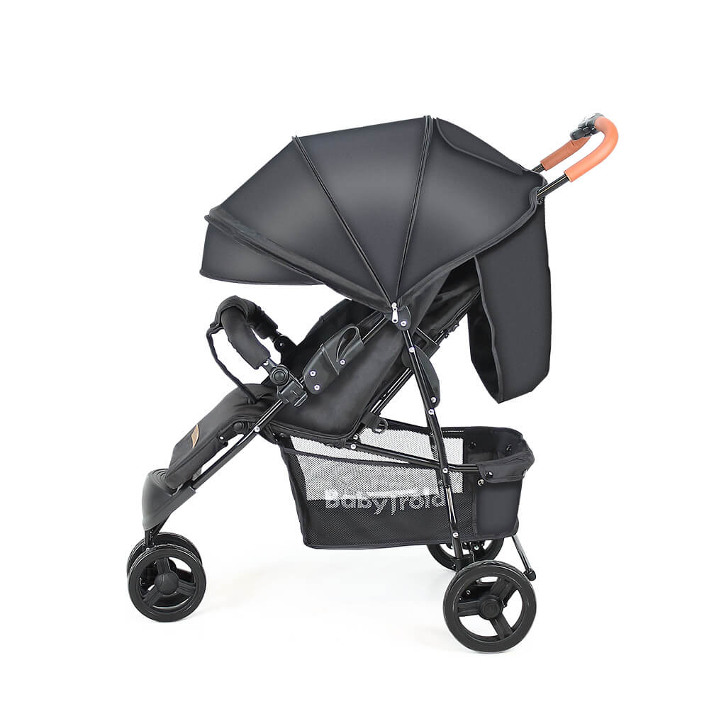Ein schwarzer Kinderwagen mit Sonnenverdeck und Aufbewahrungskorb. Der Griff ist braun. Der Kinderwagen steht vor weißem Hintergrund.