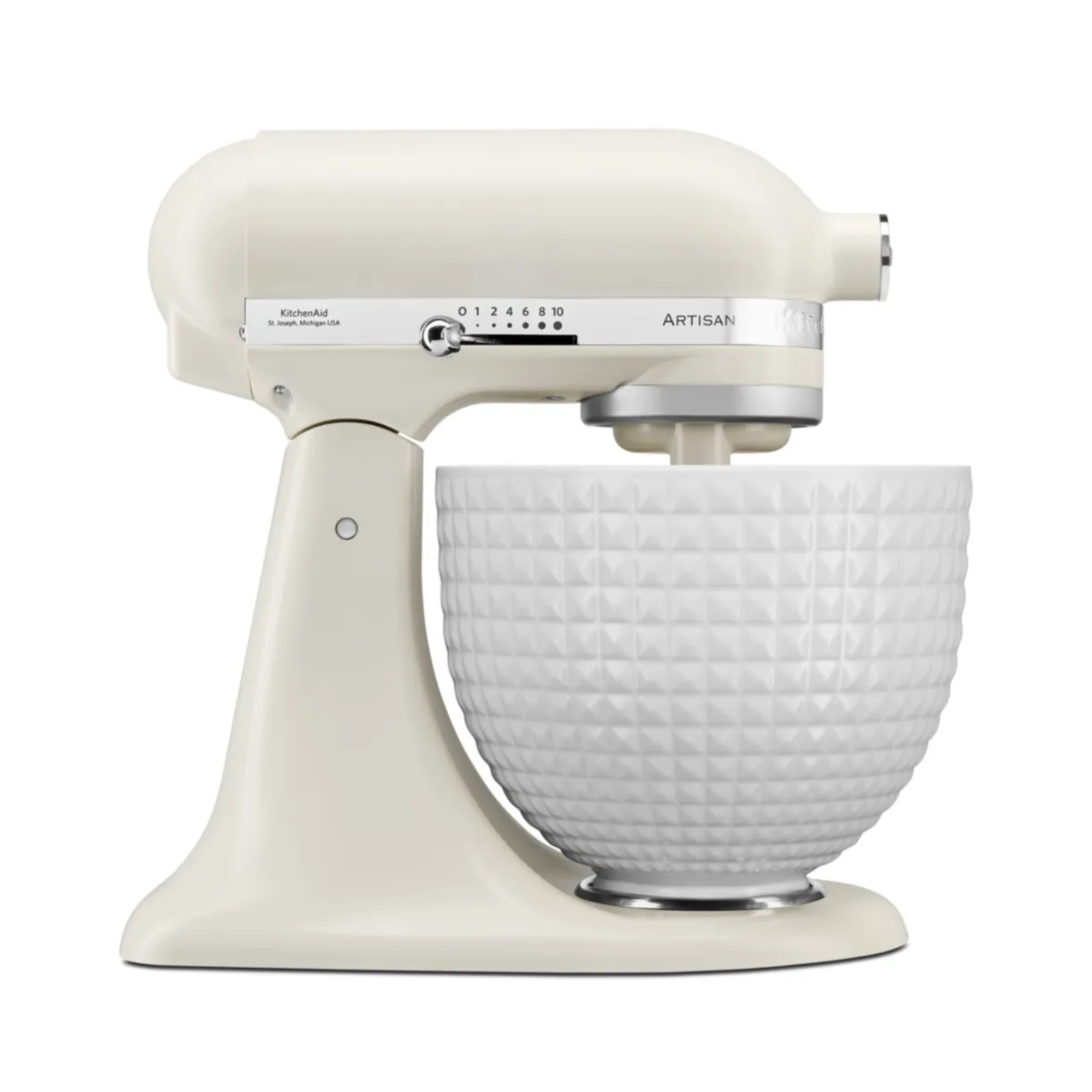Cremefarbener KitchenAid-Küchenmixer mit weiß strukturierter Schüssel. Er hat Geschwindigkeitseinstellungen und den Namen 'ARTISAN'.