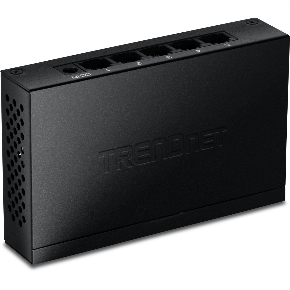 Schwarzer TRENDnet-Netzwerkswitch. Er hat Anschlüsse mit den Bezeichnungen 1-5 und DC IN. Das TRENDnet-Logo ist sichtbar. Der Switch befindet sich auf einer weißen Oberfläche.