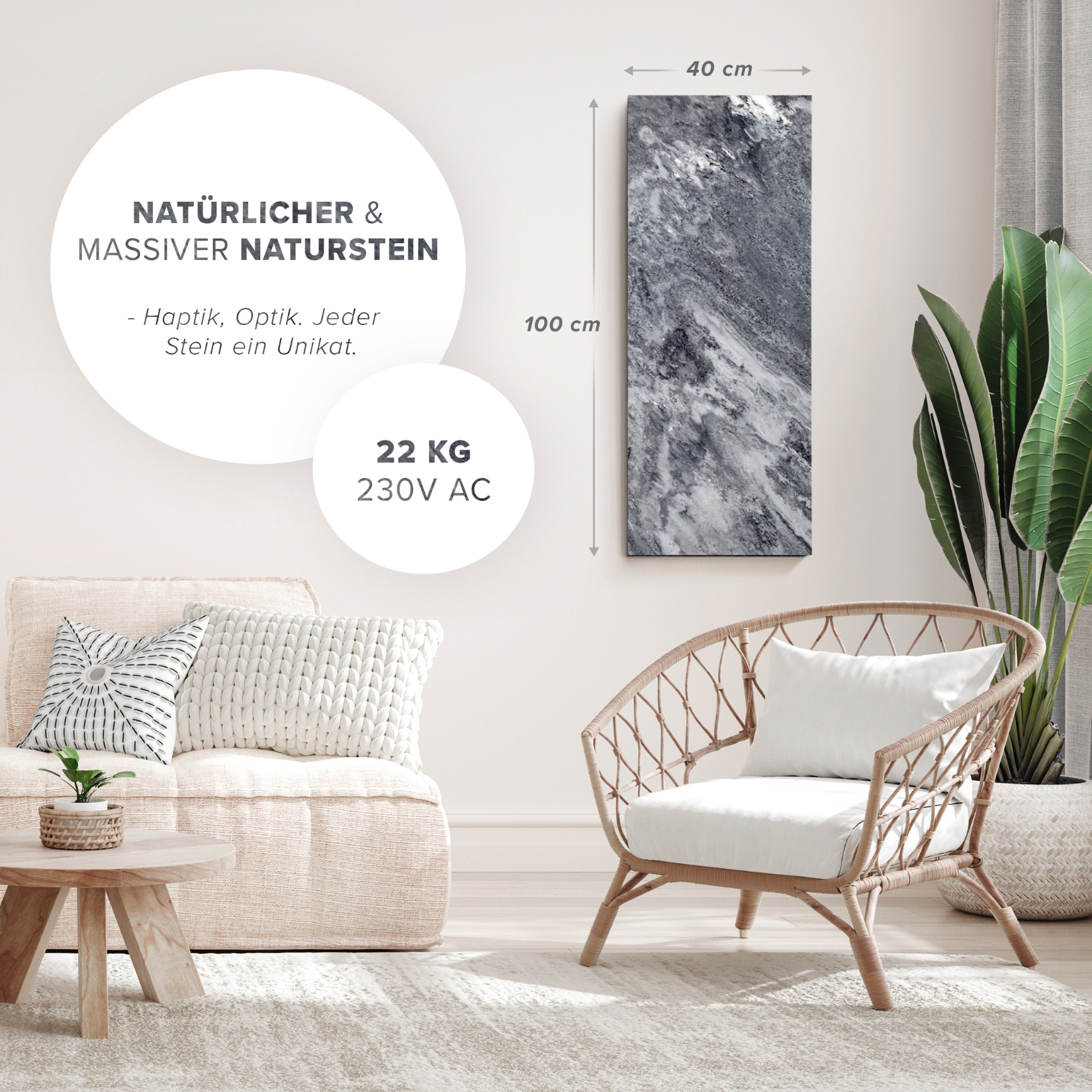 Ein Wohnzimmer mit einem Kunstwerk aus Stein an der Wand. Ein Korbstuhl, ein Sofa und ein kleiner Tisch sind im Bild.