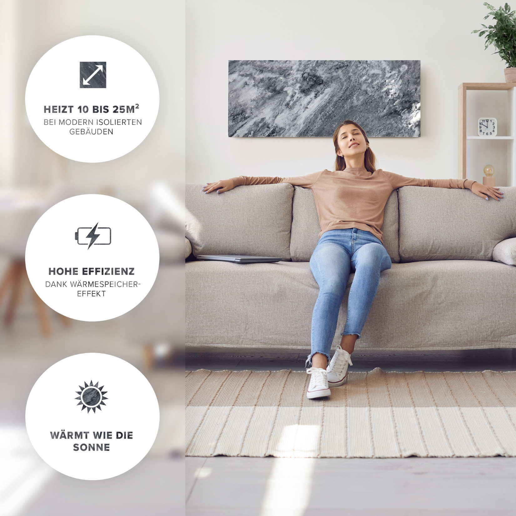 Eine Frau entspannt sich auf einem Sofa mit ausgestreckten Armen. Über ihr hängt ein Gemälde. Links befinden sich Symbole und ein Teppich auf dem Boden.