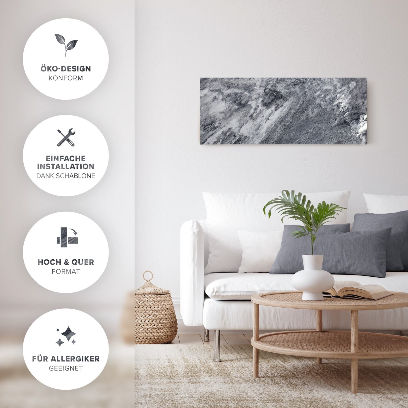 Ein Wohnzimmer mit weißem Sofa, Couchtisch und abstrakter Kunst. Dekorative Gegenstände und Symbole sind ebenfalls sichtbar.