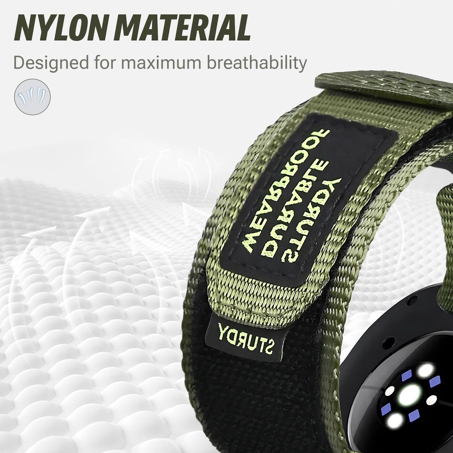 Nahaufnahme eines grünen Nylon-Uhrenarmbands mit weißem Text und einem schwarzen Zifferblatt, vor einem weißen, strukturierten Hintergrund.