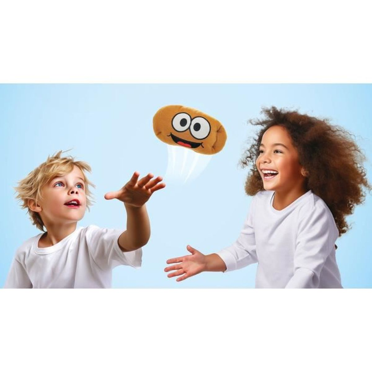 Zwei Kinder spielen und schauen auf eine Cartoon-Kartoffel mit Augen und Mund. Die Kartoffel befindet sich in der Luft, mit weißen Linien als Bewegungsspuren.