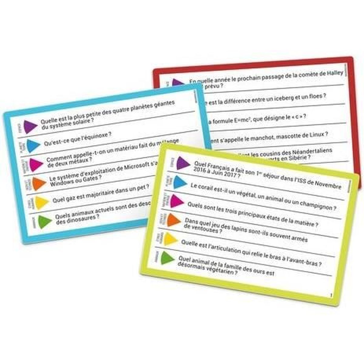 Tre carte trivia colorate con domande in francese. Sono rosse, blu e gialle. Ognuna ha un set di domande diverso.