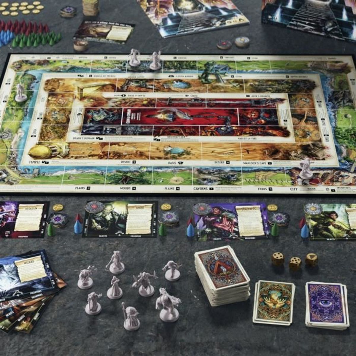 Configuration de jeu de société avec un plateau détaillé, des cartes, des dés et des figurines miniatures. Le plateau présente divers paysages et lieux.