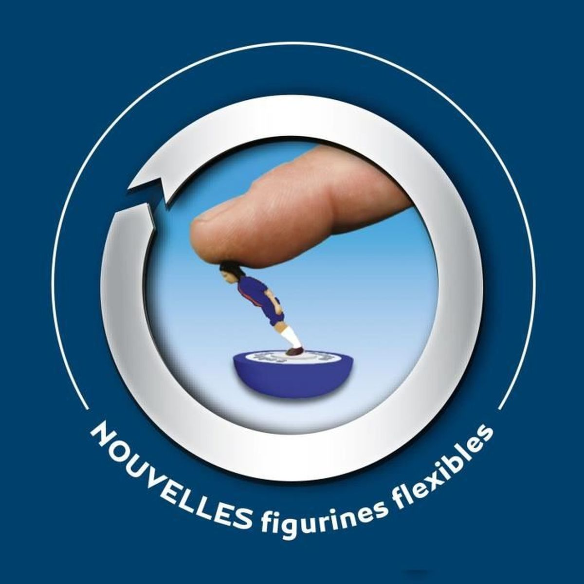 Un doigt appuie sur une figurine de foot. La figurine porte un uniforme bleu et rouge, sur une base bleue, entourée d'un cercle blanc.