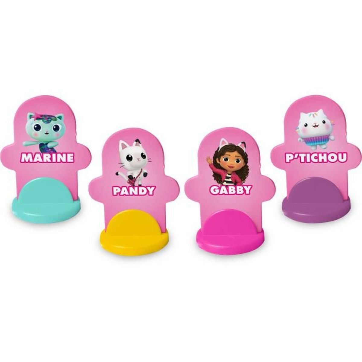Vier rosa Gabby's Dollhouse-Charakter-Ständer. Marine, Pandy, Gabby und P'tichou werden mit ihren Namen angezeigt. Jeder Ständer hat einen farbigen Sockel.