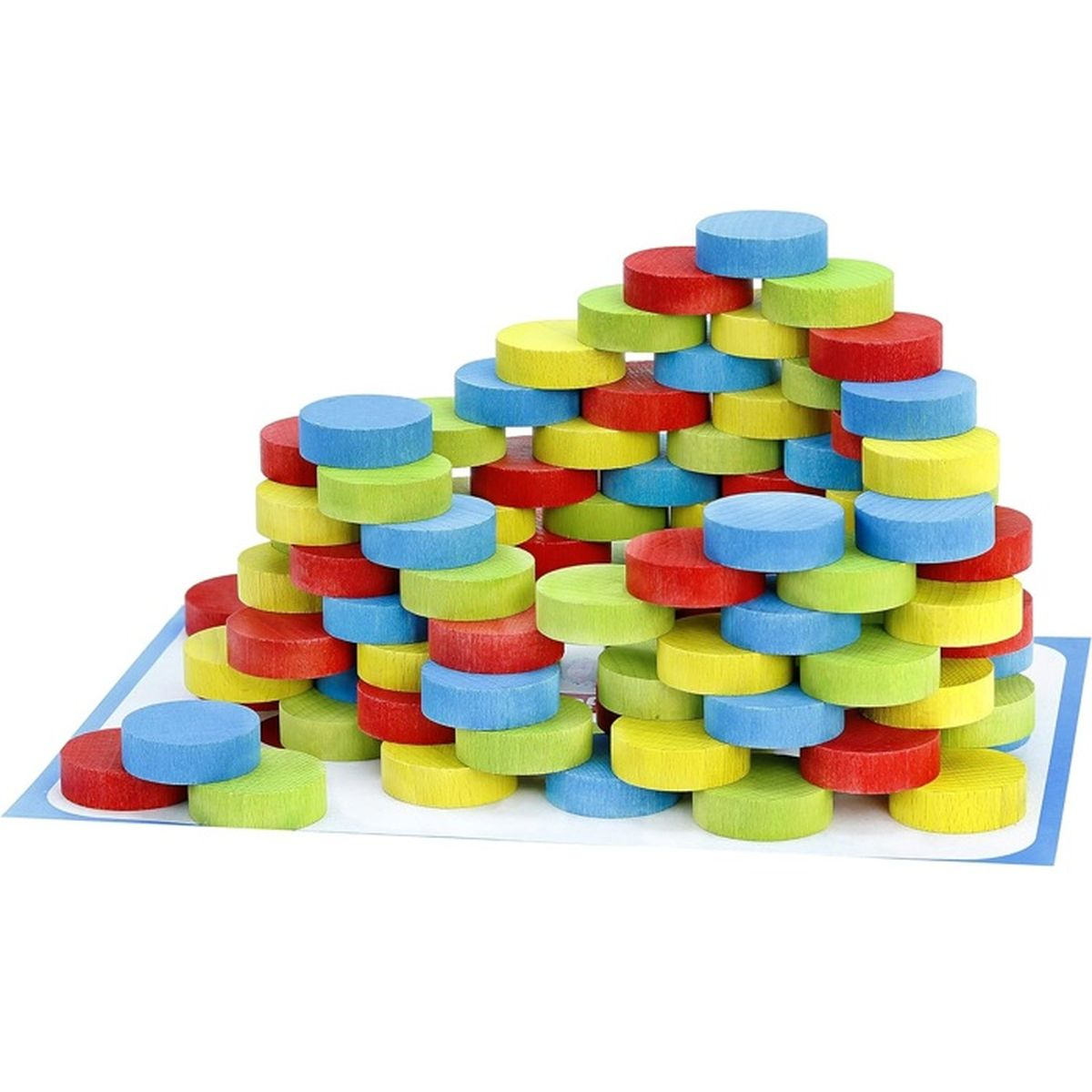 Een piramide van kleurrijke houten schijven staat op een wit oppervlak met een blauwe rand. De schijven zijn rood, blauw, geel en groen.