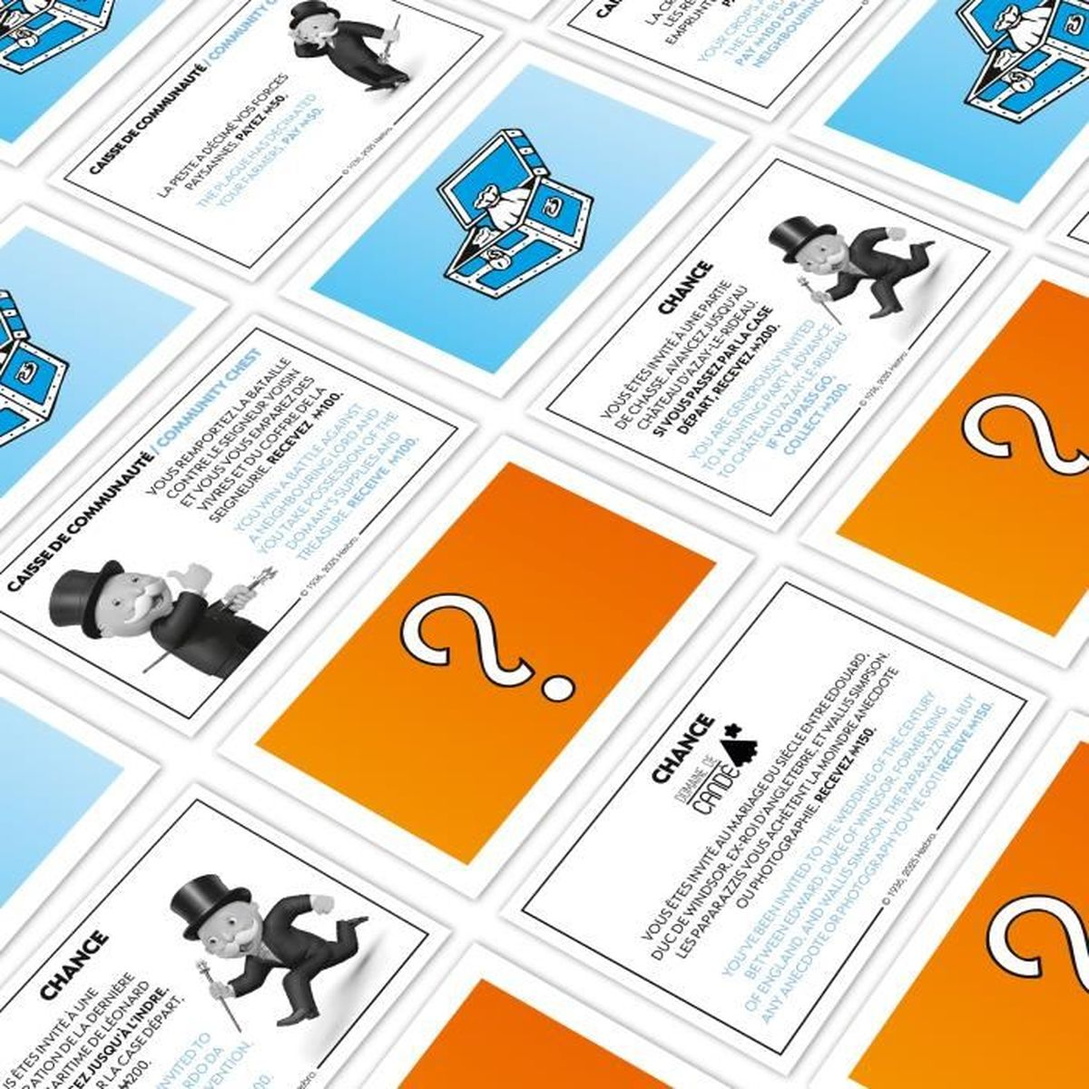 Monopoly-Karten mit verschiedenen Anweisungen, Fragezeichen und Charakterillustrationen sind sichtbar.