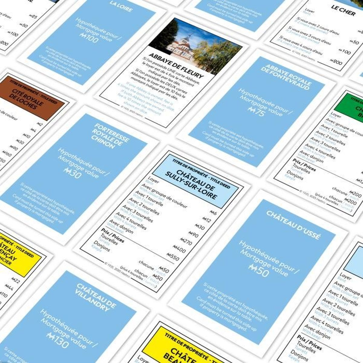 Monopoly-Brettspielkarten. Karten zeigen Immobilien, Mieten und Hypothekenwerte. Einige Karten sind blau.