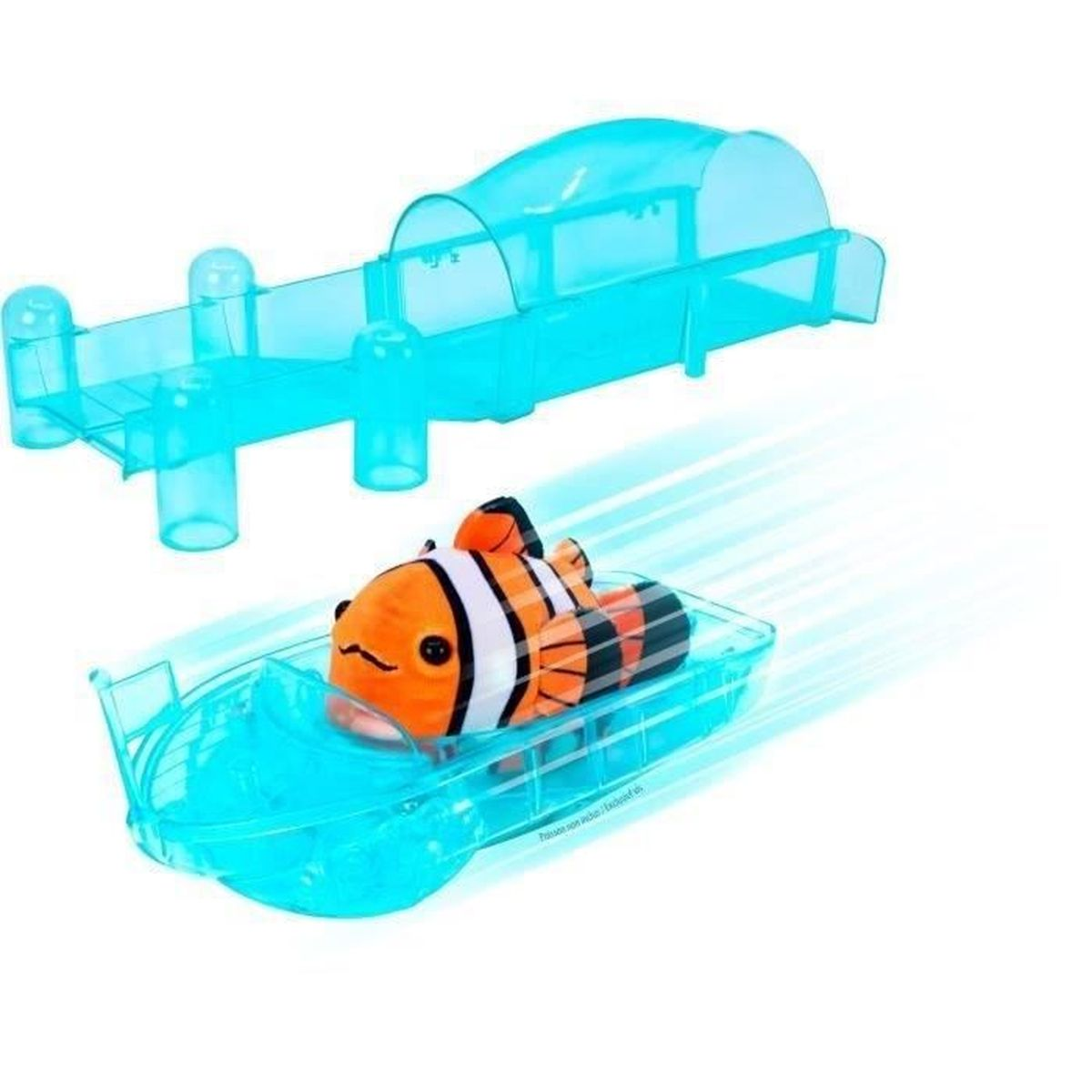 Ein Spielzeugfisch in einem blauen Boot bewegt sich mit Bewegungslinien. Darüber befindet sich eine transparente blaue Struktur. Weißer Hintergrund.