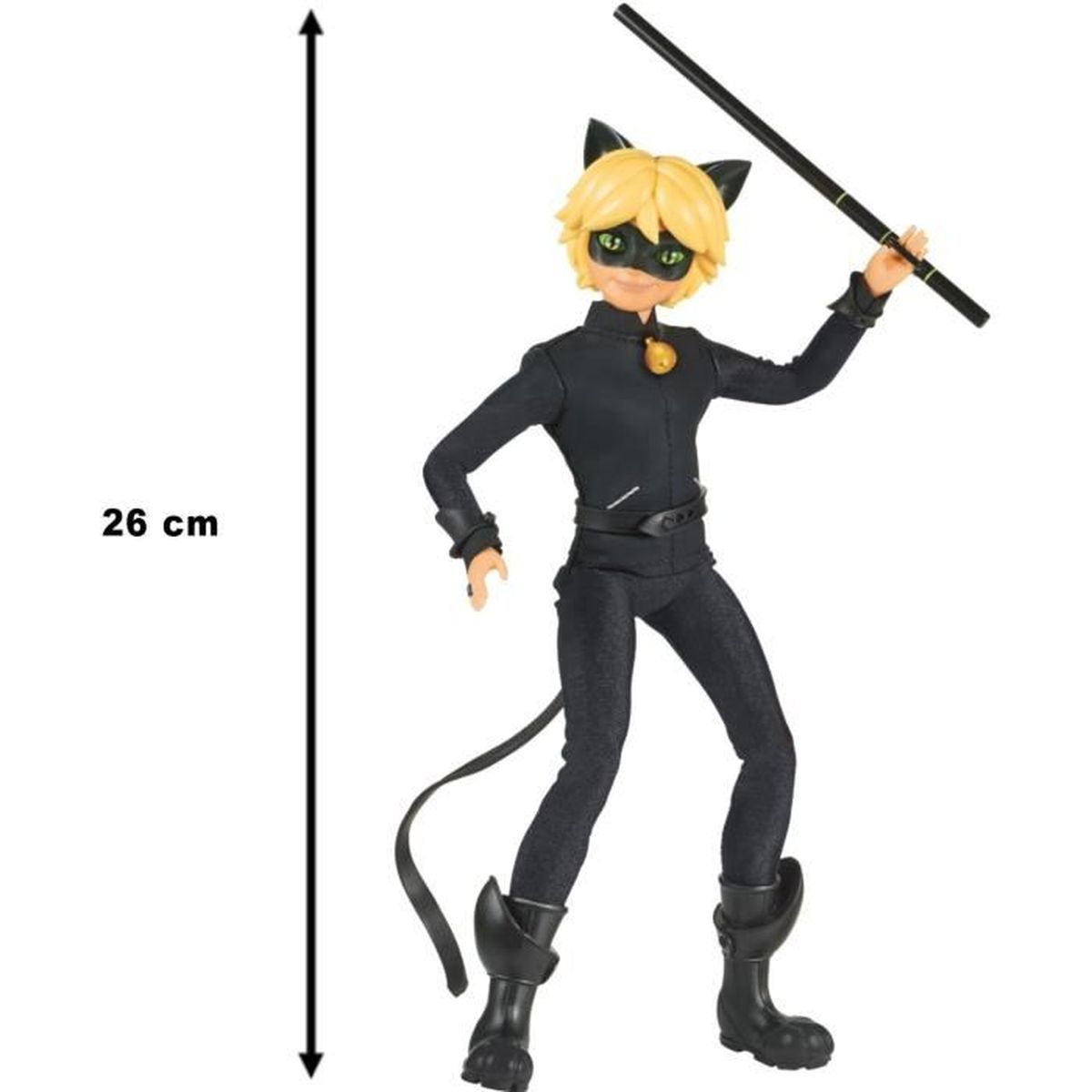 Eine Cat Noir Figur, 26 cm groß. Sie hat einen schwarzen Anzug, blondes Haar, Katzenohren und einen Stab. Die Figur steht vor weißem Hintergrund.